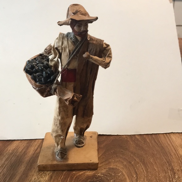 Handcrafted paper mache Costa Rican farmer bringing home days crop - Picture 2 of 12